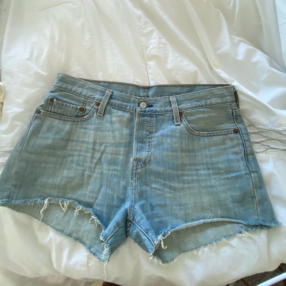 Perfect Levi’s cut-off Jean shorts